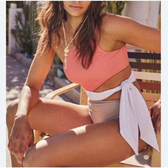 NWOT BEACH RIOT CARLIE  ONE PIECE- SIZE LARGE - Picture 1 of 16